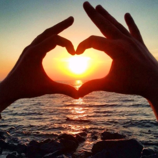 Руки в виде сердца