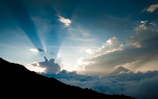 Горы облака солнце
