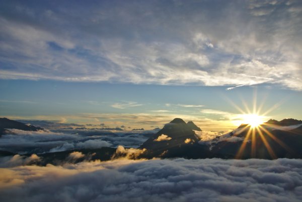 Восход на фоне гор