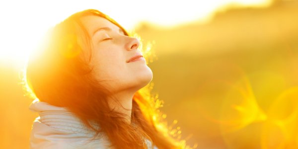 Человек в солнечных лучах