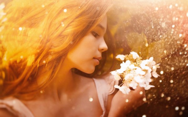 Девушка в солнечных лучах