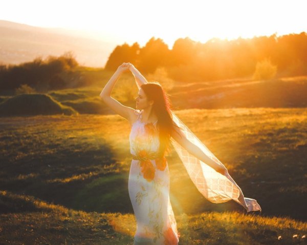 Девушка в лучах солнца