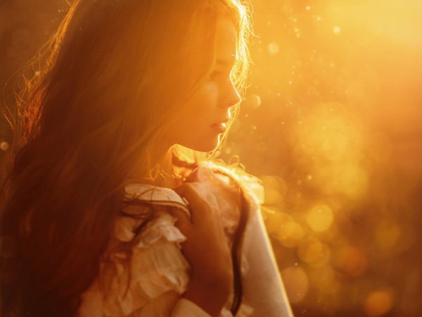 Девушка в лучах солнца