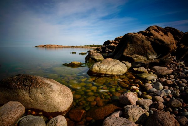 Камень около воды
