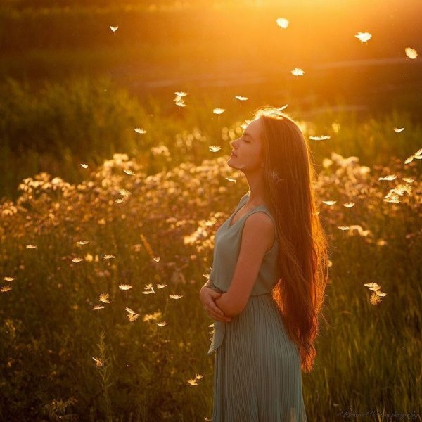 Девочка с распростертыми руками