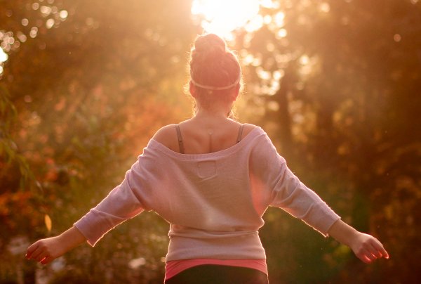 Девушка в солнечных лучах