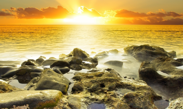 Море камни солнце