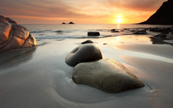 Валуны на пляже