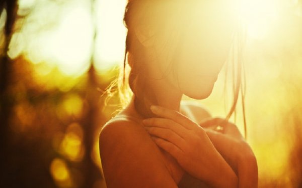 Девушка в солнечных лучах