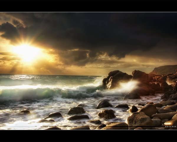 Бушующее море на закате