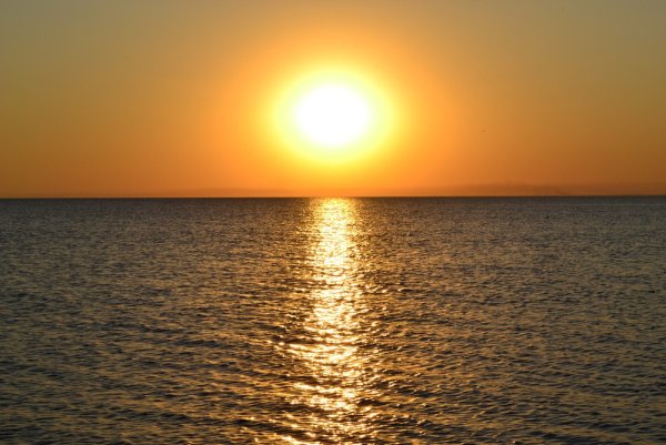 Восход Луны над морем