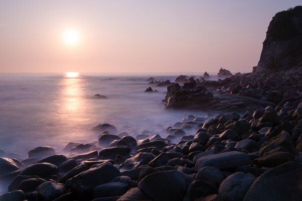 Серое море низкое солнце скалы