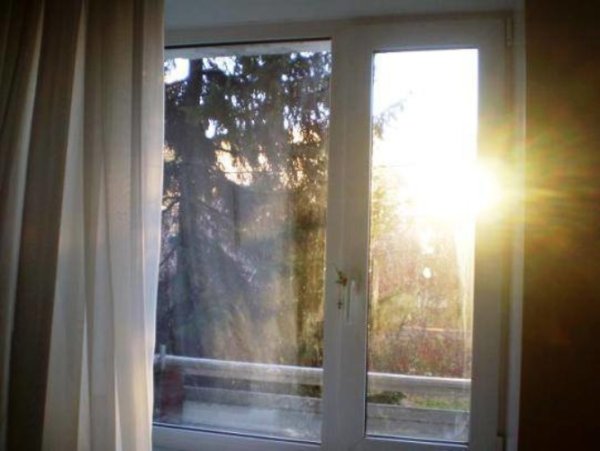 Лучи солнца из окна