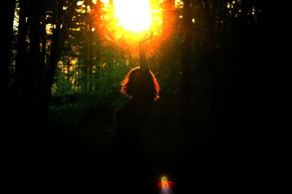 Девушка в лучах света