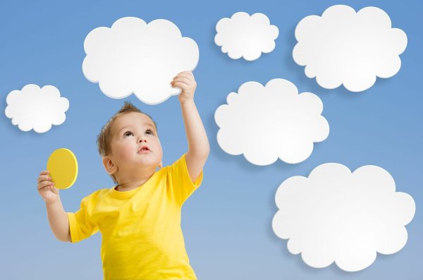 Ребенок держит в руках