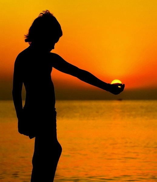 Человек тянется к солнцу