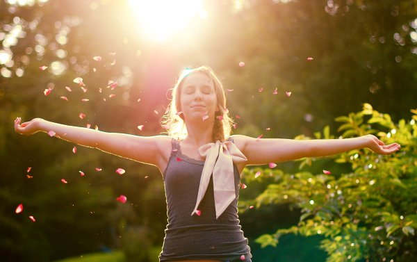 Человек в свете солнца