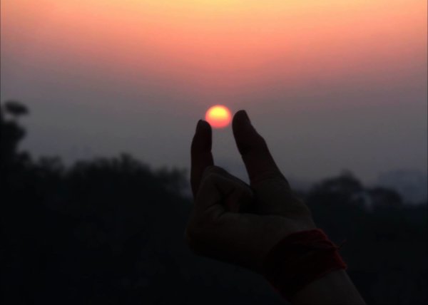 Рука на фоне солнца