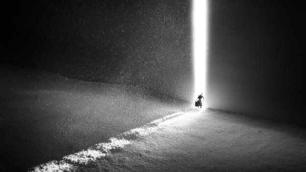 Лучи света на черном фоне