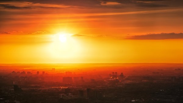 Восход солнца в городе