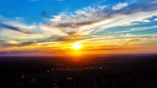 Восход солнца над городом