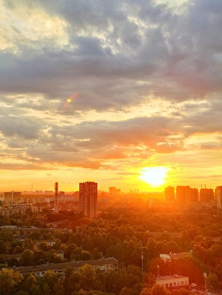 Солнечное утро в городе