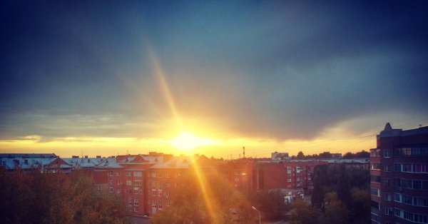 Солнечный осенний день в городе