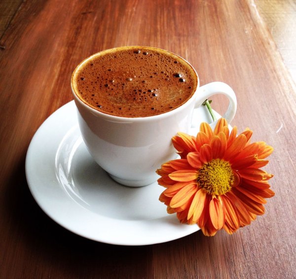 Яркая чашка кофе