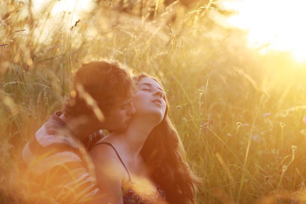 Силуэт подростка на закате