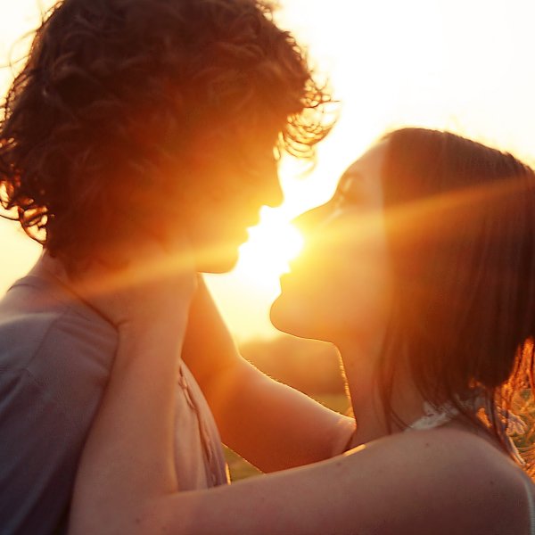 Поцелуй в лучах солнца