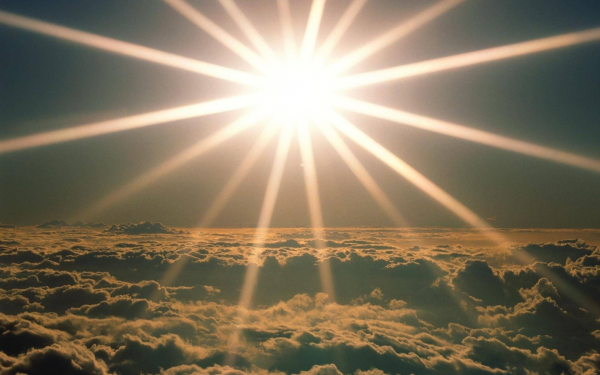 Солнце на голубом фоне для детей