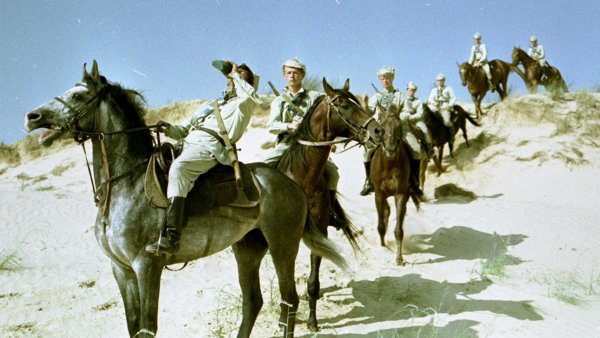 Неуловимые Мстители на фоне солнца