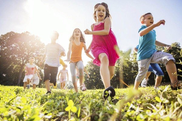 Дети на прогулке мультяшные