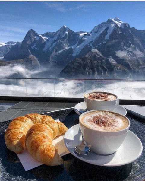 Доброе утро в горах с кофе