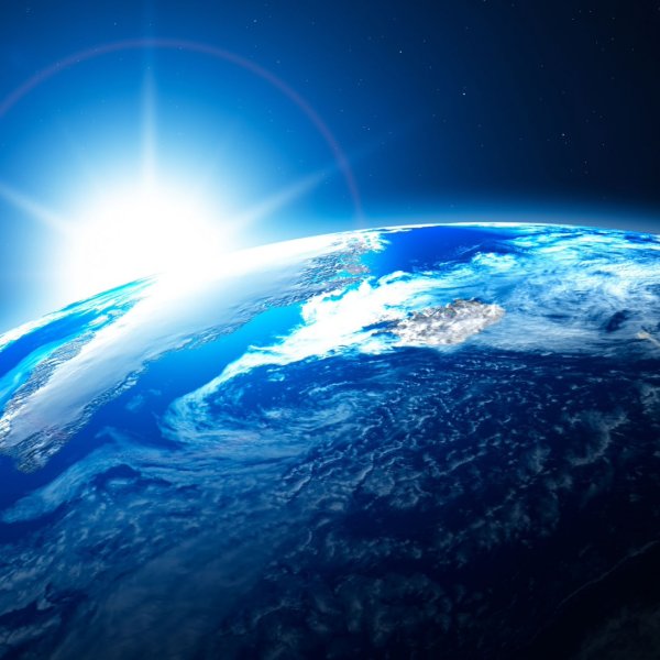 Земля и солнце в космосе