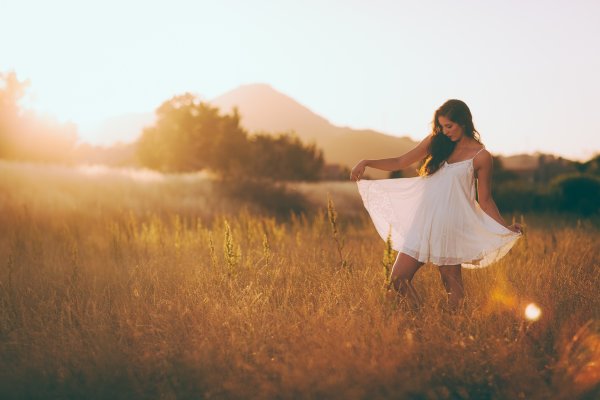 Брюнетка в солнечных лучах