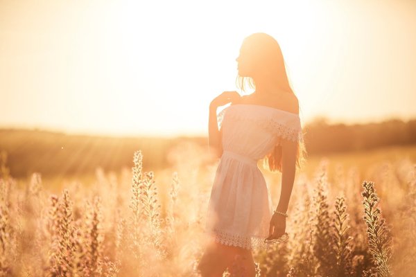 Девушка в поле