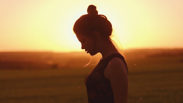 Девушка в лучах солнца