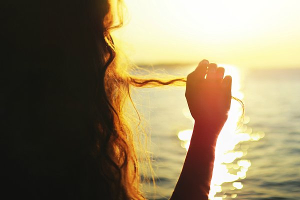 Девушка на закате спиной