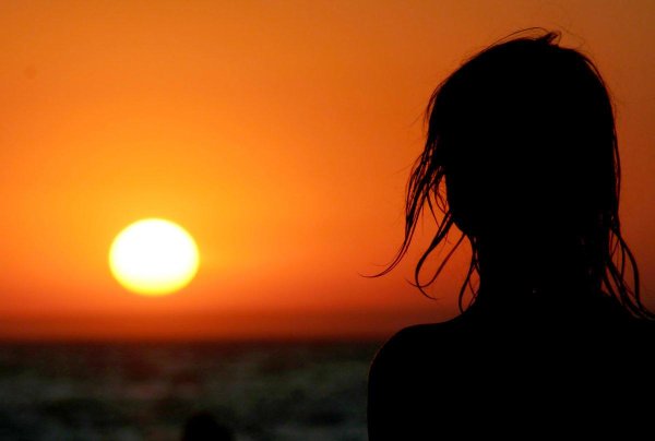 Девушка в белом платье