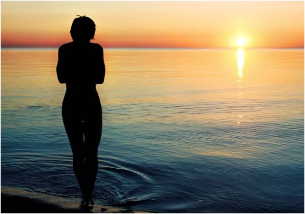 Девушка вдалеке