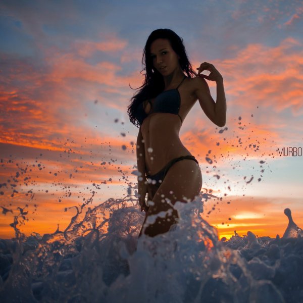 Девушка в очках солнечных издалека