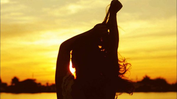 Женщина на закате у моря