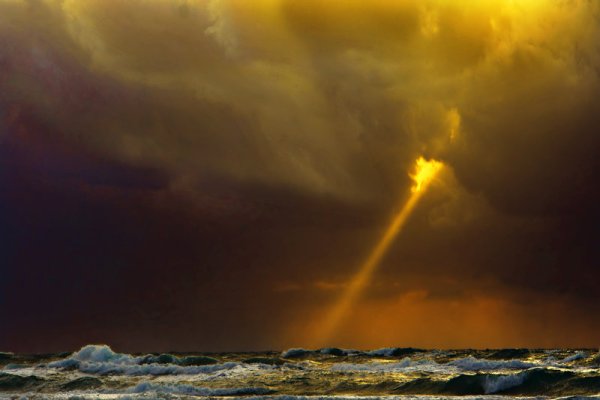 Грозовое небо с лучом света