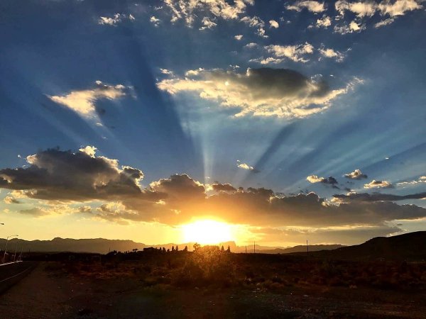 Солнце среди туч