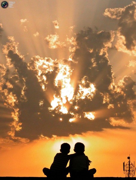 Два человека на закате