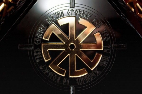 Черное солнце на черном фоне