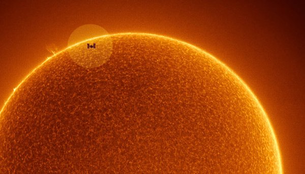 Земля на фоне солнца