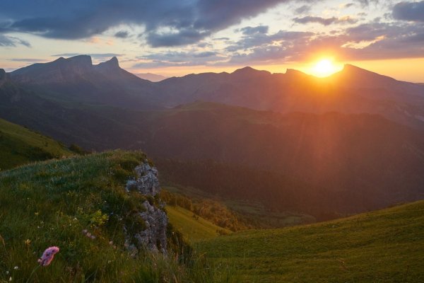 Рассвет в горах зимой