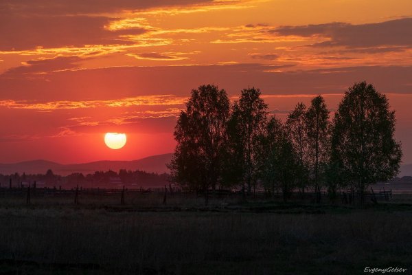 Красивый закат в деревне